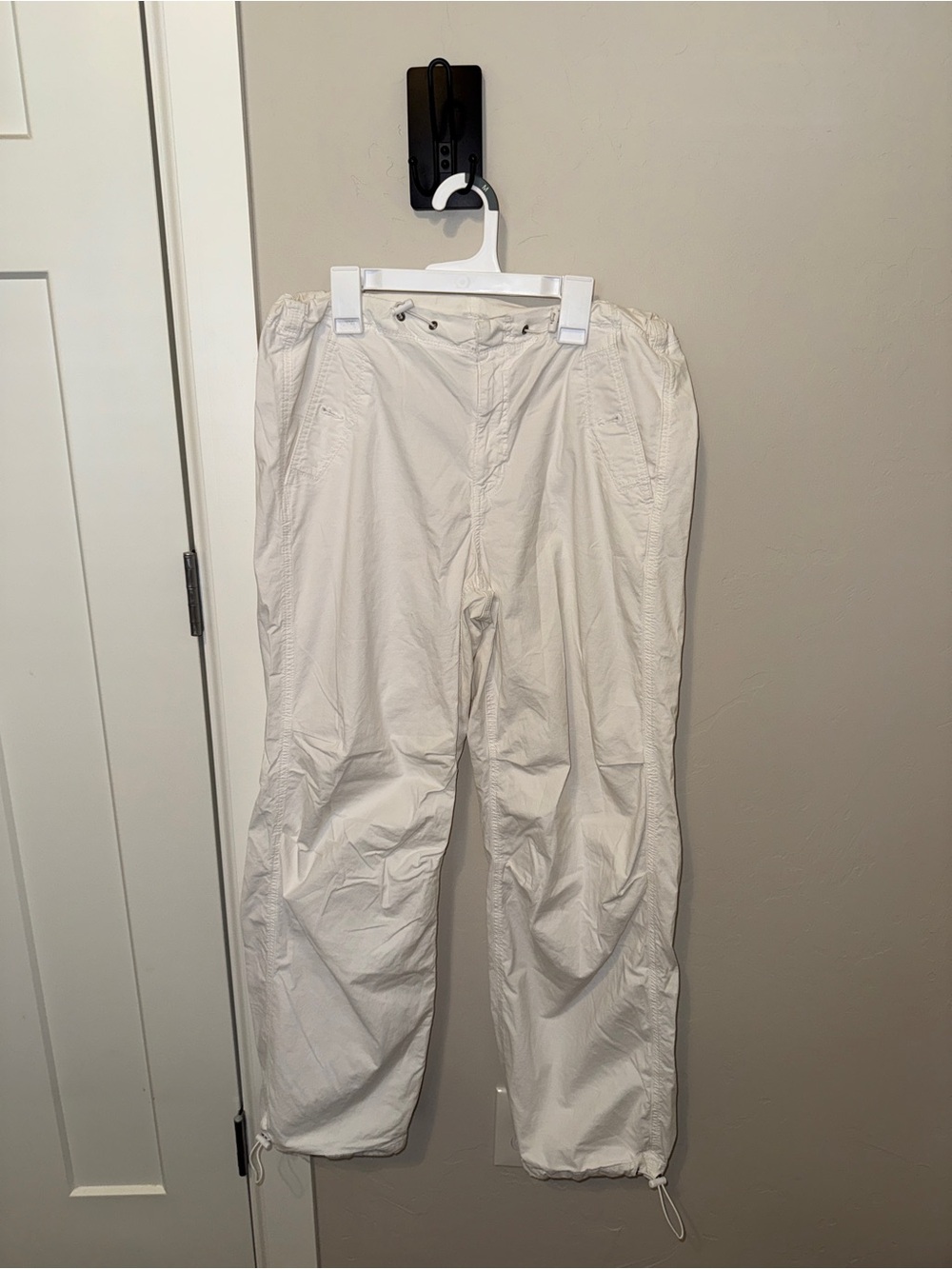 American Eagle Outfitters Stretch Women's White Cargo Pants with Drawstring Hems